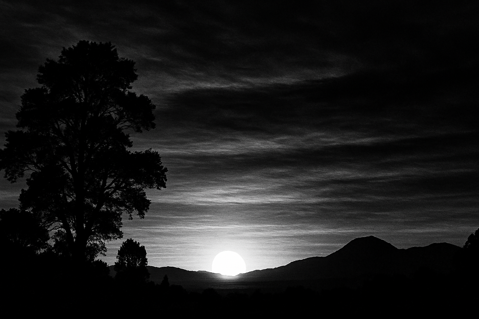 coucher de soleil en noir et blanc 